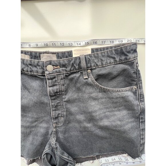 Universal Thread High-Waist Distressed Denim Shorts Button-Fly Closure Size 17 - Picture 3 of 10